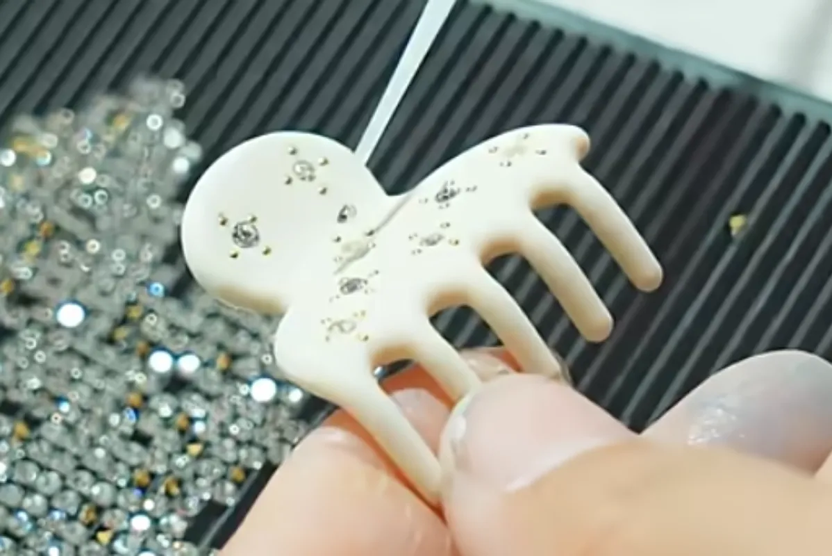 Hand Embed Rhinestones on Hair Claws Factory